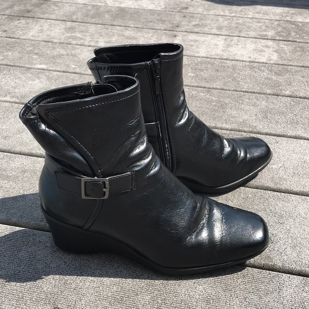 ❄️ Wedged Black Ankle Boots